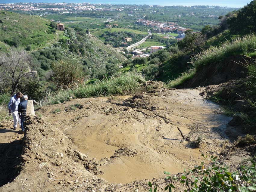 Preoccupazione a Calatabiano: le intense piogge “dissestano” la collina di contrada Piraino