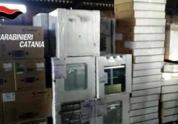 Catania, scovato “discount del rubato”: all’interno dagli elettrodomestici ai dolci purché rubati. Due arresti VIDEO