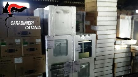 Catania, scovato “discount del rubato”: all’interno dagli elettrodomestici ai dolci purché rubati. Due arresti VIDEO