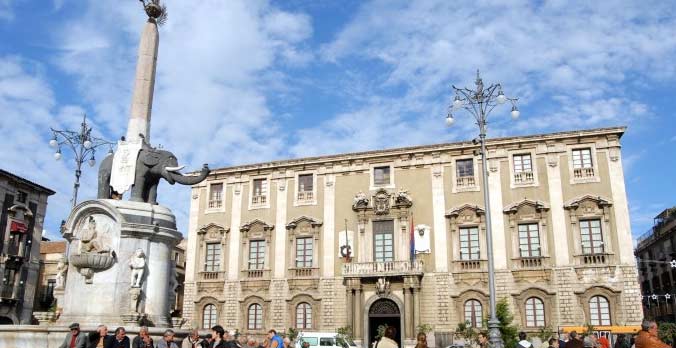 Catania: un Consiglio Comunale “da analisi” vota il bilancio. A stento. Salva la festa di Capodanno. Auguri