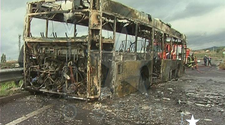 Autobus della FCE in servizio prende fuoco: nessun ferito