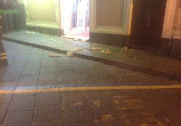 Giarre, crolla intonaco da un palazzetto in corso Italia. Colpita una vettura