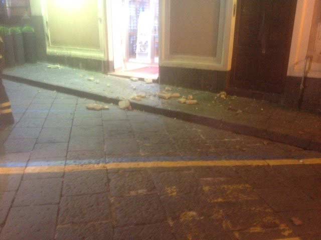 Giarre, crolla intonaco da un palazzetto in corso Italia. Colpita una vettura