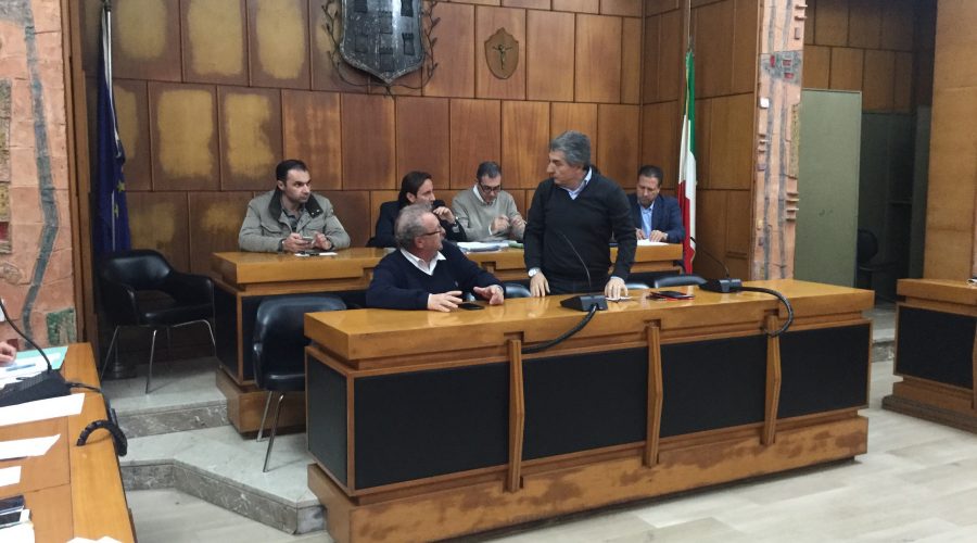 Maggioranza finita. Il sindaco rimane solo. Lo spettro del dissesto e della sfiducia VIDEO