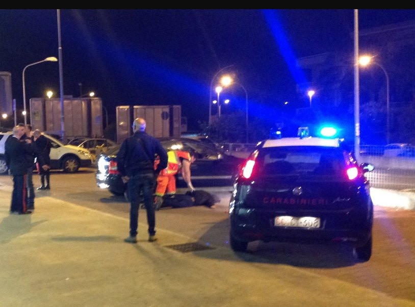 Riposto, rapina a Eurospin: un ferito. Ritrovata auto in fuga. Ricerche con elicottero VIDEO