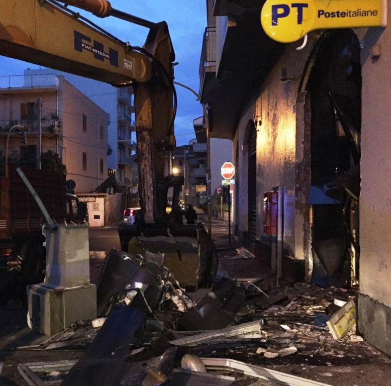 Acireale: nella notte tentano di sradicare postamat