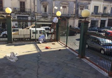 Giarre, la nuova sfida di don Nino: le inferriate della chiesa ce le dipingiamo noi. Da soli VIDEO