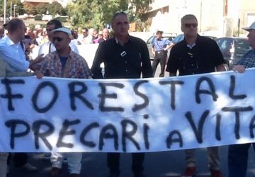 S.Alfio, protesta degli stagionali forestali. Sit-in dei lavoratori in piazza Duomo
