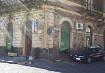 Linguaglossa: furto con spaccata ad un tabacchino. Rapinatori rubano auto e pistola a un carabiniere