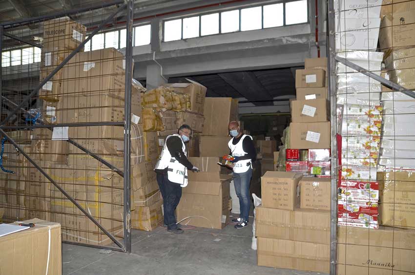 Catania: operazione “White Christmas”, sequestrati circa 10 milioni di articoli non a norma. Tre denunciati