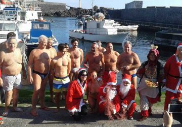 Un bagno fuori stagione nel mare di Stazzo
