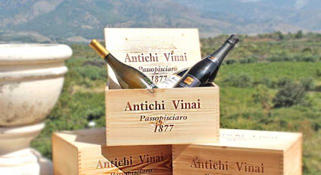 Stai già pensando ai tuoi regali di Natale? Scegli un regalo diVino! “Antichi Vinai 1877”, enoteca a Riposto