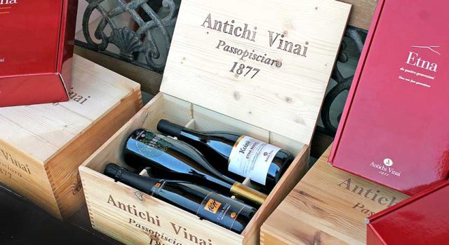 Stai già pensando ai tuoi regali di Natale? Scegli un regalo diVino! “Antichi Vinai 1877”, enoteca a Riposto