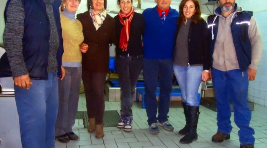 Da sinistra Salvatore Morabito con la moglie, l’insegnante Patrizia Vinciguerra, Marisa Morabito, l’insegnante Alfio Cantarella, Rosangela Morabito e Rosario Morabito