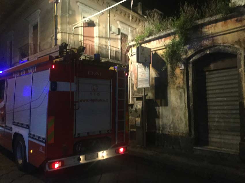 Giarre: crolla il tetto di un immobile in via Tommaseo
