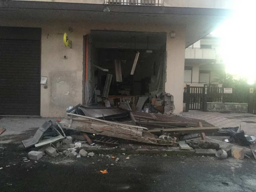 Altarello, scardinato con escavatore postamat ufficio postale  VIDEO