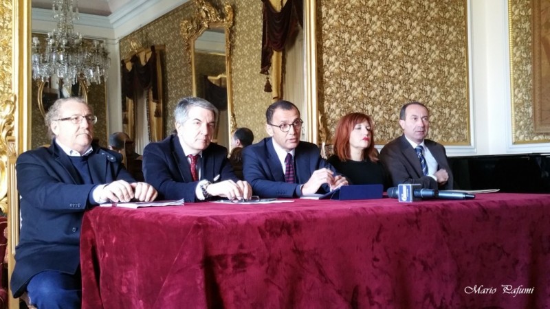 Giarre, auguri di Natale del sindaco con sorprese. E perfino un “giuda”