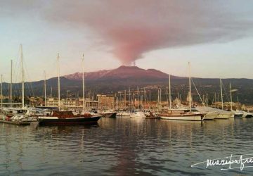 Etna, spettacolare eruzione in corso: A Linguaglossa pioggia di cenere vulcanica