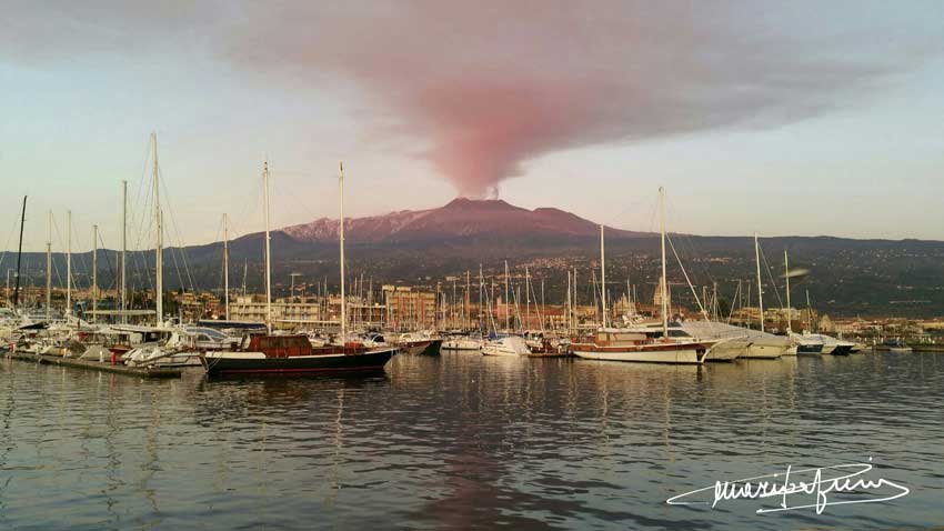 Etna, spettacolare eruzione in corso: A Linguaglossa pioggia di cenere vulcanica