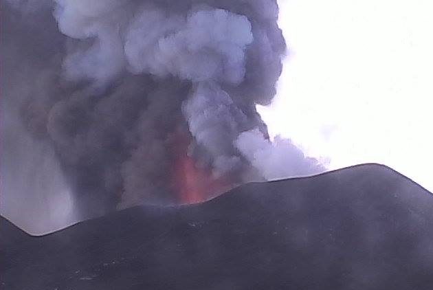 Etna: esplosioni e colata da dal cratere Voragine
