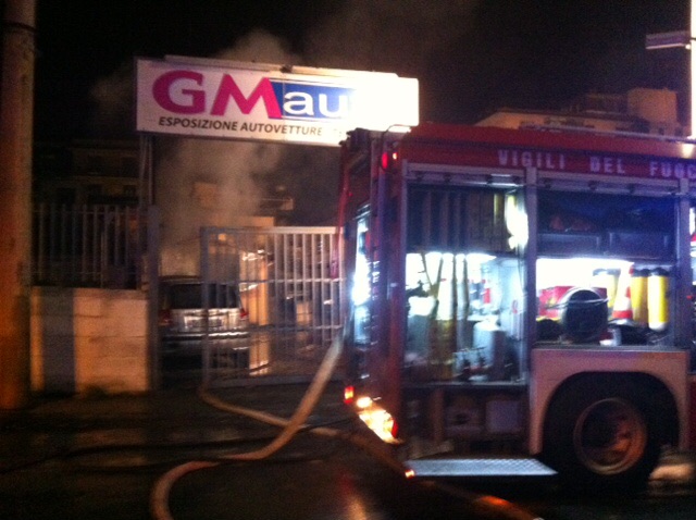 Giarre: incendio doloso distrugge autosalone VIDEO