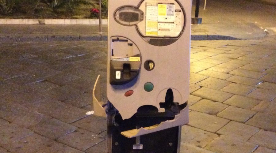 Giarre, scardinato e rapinato parcometro di piazza Carmine. Rubato anche un biliardino