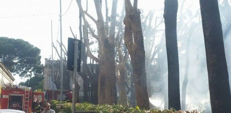 Riposto, incendio in villa Pantano