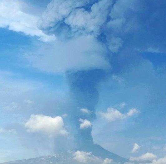 Etna, cala intensità attività eruttiva: riapre aeroporto