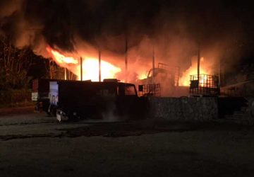 Attentato incendiario in deposito agrumi di Nunziata. L&rsquo;ombra del racket? FOTOGALLERY