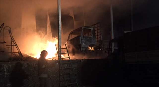 Attentato incendiario in deposito agrumi di Nunziata. L’ombra del racket? FOTOGALLERY