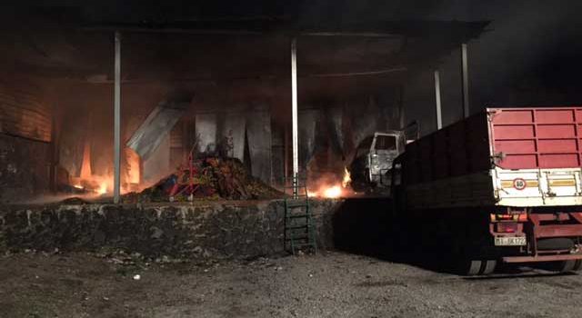 Attentato incendiario in deposito agrumi di Nunziata. L’ombra del racket? FOTOGALLERY