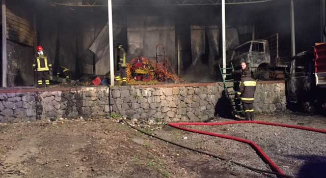 Attentato incendiario in deposito agrumi di Nunziata. L’ombra del racket? FOTOGALLERY
