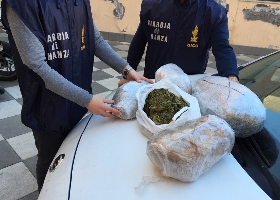 Militello Val di Catania, sequestrati 6 kg di marijuana: un arresto