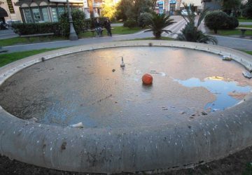 Catania: piazza Iolanda e la fontana “marrone”