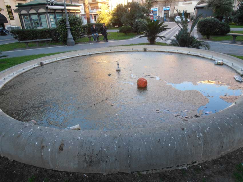 Catania: piazza Iolanda e la fontana “marrone”