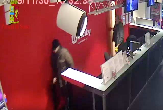 Catania, rapina ai danni di un centro scommesse. Bottino 36.000 euro. Un arresto VIDEO
