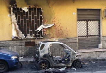 Patern&ograve;, vendetta al femminile: incendia auto dell&rsquo;ex: denunciata