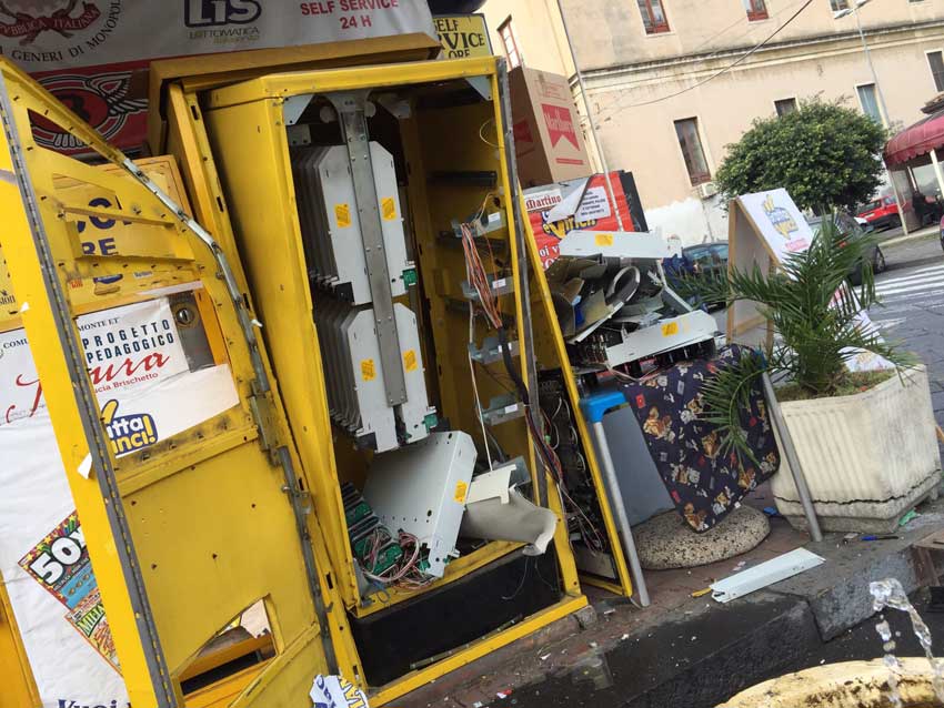 Giarre, fatto esplodere con ordigno distributore sigarette tabacchino VD