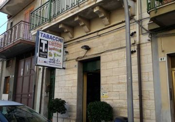 Fiumefreddo, rapina a un tabacchino: bottino di 21mila euro