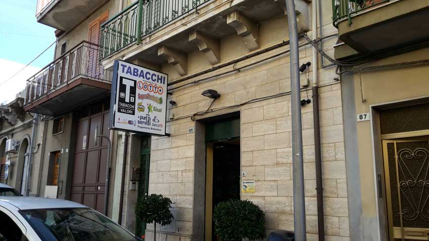 Fiumefreddo, rapina a un tabacchino: bottino di 21mila euro