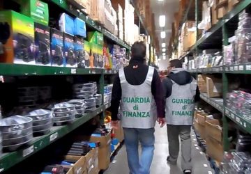 Catania, lotta alla contraffazione: scoperta stockhouse del falso, sequestrati 1 milione e mezzo di articoli