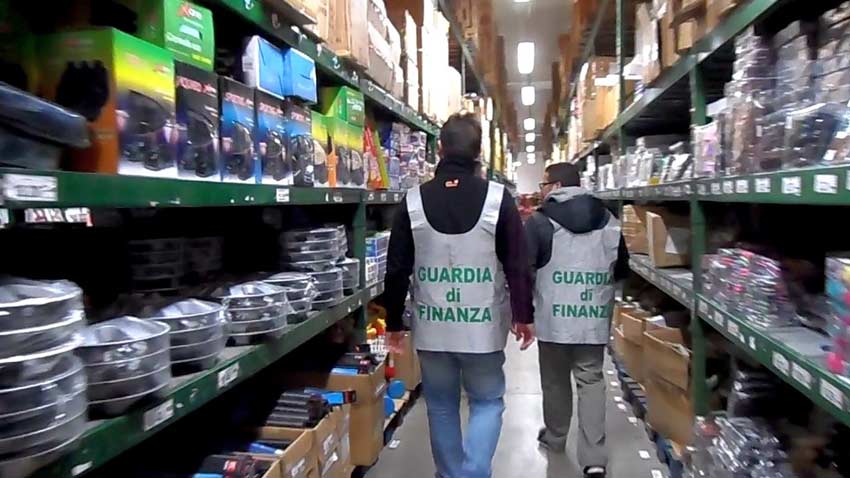 Catania, lotta alla contraffazione: scoperta stockhouse del falso, sequestrati 1 milione e mezzo di articoli