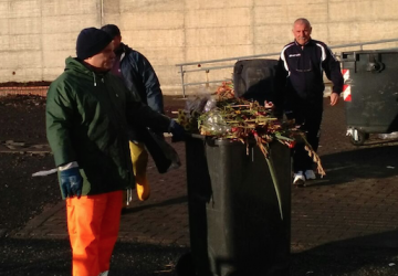 Mascali, atto vandalico al cimitero. Operatori ecologici e dipendenti comunali volontari ripuliscono