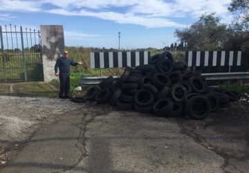 Archi (Riposto), scoperta una maxi discarica di pneumatici. Bomba ecologica nel torrente Olmo
