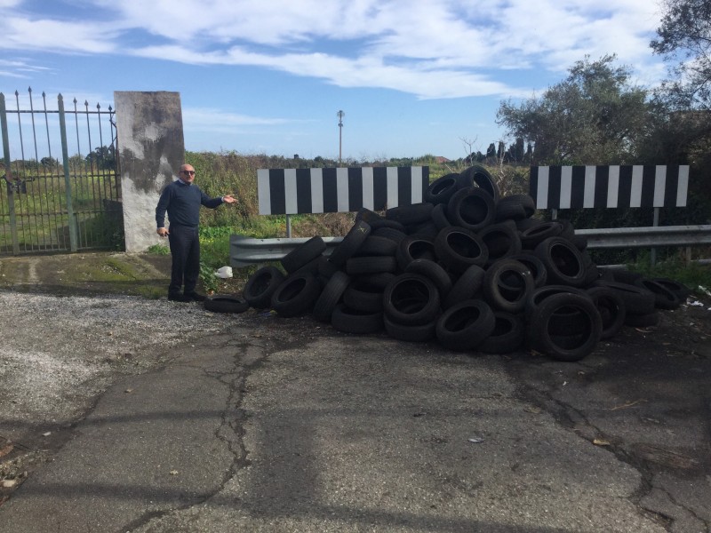 Archi (Riposto), scoperta una maxi discarica di pneumatici. Bomba ecologica nel torrente Olmo
