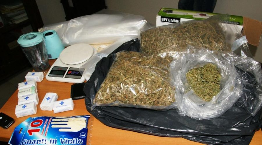 Catania, aveva “l’erba” sotto il letto. Arrestato un 25enne con 3 kg di marijuana