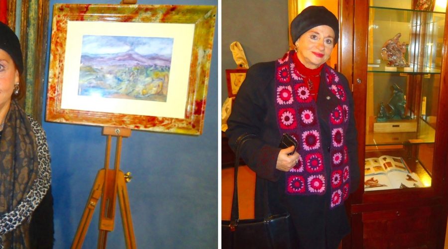 Francavilla di Sicilia, Sarah Angelico con un suo dipinto e con alcune sue sculture insieme all’assessore alla Cultura Claudia Russotti