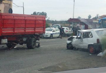 Riposto, scontro frontale tra una auto e un camion: tre feriti