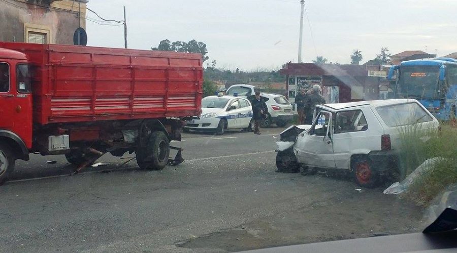 Riposto, scontro frontale tra una auto e un camion: tre feriti