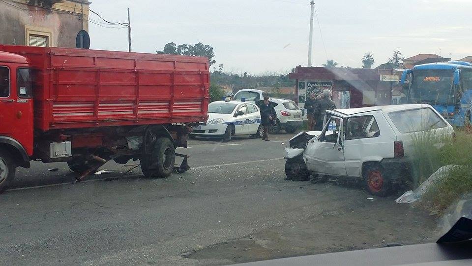 Riposto, scontro frontale tra una auto e un camion: tre feriti